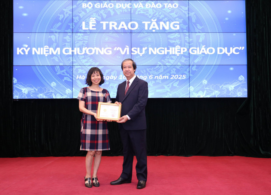 Bộ trưởng Nguyễn Kim Sơn trao Kỷ niệm chương "Vì sự nghiệp giáo dục" cho bà Lê Thị Kim Phượng - Báo Giáo dục và Thời đại. img-4717.jpg