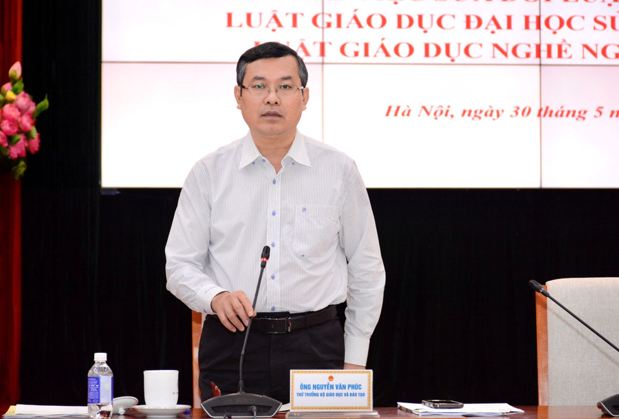 Thứ trưởng Bộ GD&ĐT Nguyễn Văn Phúc phát biểu tại phiên họp. thu-truong-nguyen-van-phuc.jpg