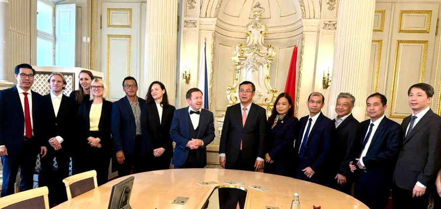 Các đại biểu Bộ Giáo dục, Thanh niên và Thể thao Cộng hòa Séc Jaroslav Miller và Bộ GD&ĐT Việt Nam. z6676108314816-782a5ddd840b2deeb2d3fca6ae09cca4.jpg