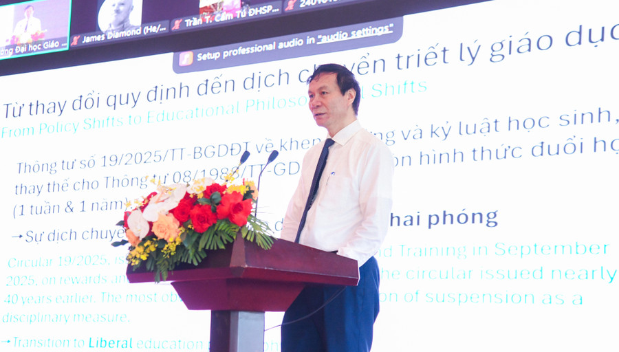 GS.TS Nguyễn Quý Thanh - Hiệu trưởng Trường Đại học Giáo dục, Đại học Quốc gia Hà Nội tham luận tại phiên toàn thể. dsc-5703-9733.jpg