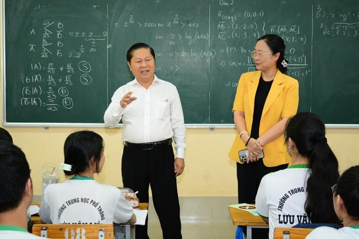 Thứ trưởng Bộ GD&ĐT Lê Tấn Dũng động viên các em học sinh Trường THPT Lưu Văn Việt (Vĩnh Long). img20250610121333.jpg