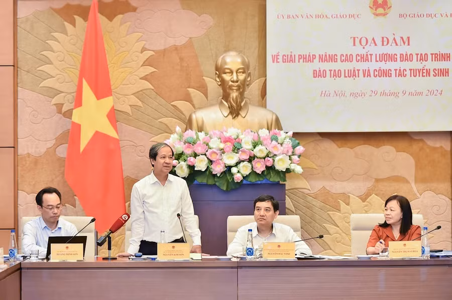 Bộ trưởng Bộ GD&ĐT Nguyễn Kim Sơn phát biểu tại tọa đàm.