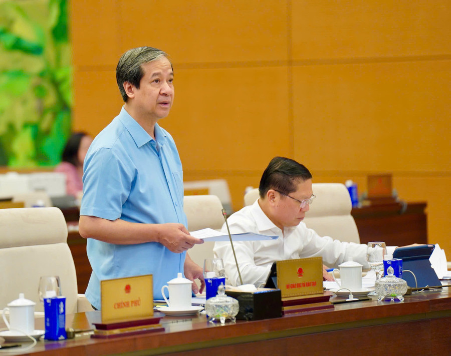 Bộ trưởng Nguyễn Kim Sơn thừa ủy quyền Chính phủ báo cáo tóm tắt dự thảo Nghị quyết.