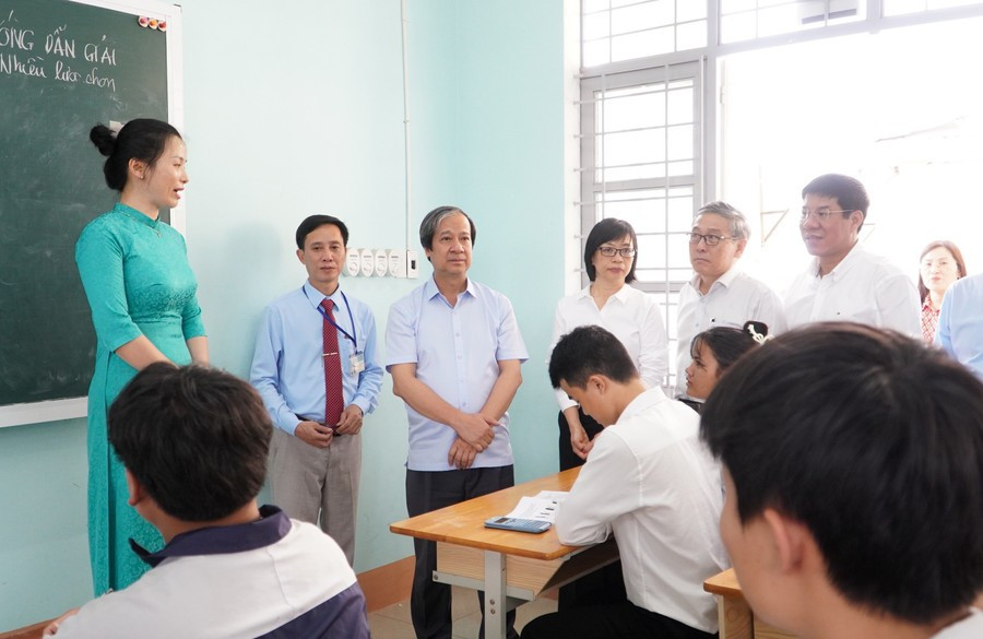 Bộ trưởng Nguyễn Kim Sơn kiểm tra công tác ôn thi tốt nghiệp tại Trường THPT Hoàng Hoa Thám (Gia Lai). Ảnh: Dung Nguyễn. 
