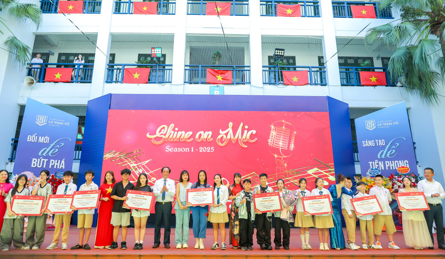 Ban giám hiệu trao thưởng cho các tiết mục đoạt giải. hytr0664.jpg