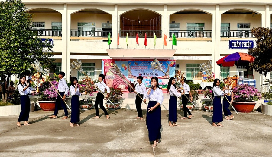 Trường PTDT nội trú THCS Tri Tôn (An Giang) tổ chức hoạt động chào mừng Tết cổ truyền Chol Chnam Thmay của đồng bào dân tộc thiểu số Khmer. Ảnh: Báo An Giang.