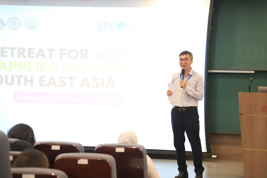 PGS.TS. Lê Minh Hà, Giám đốc điều hành Viện Nghiên cứu cao cấp về Toán phát biểu tại hội thảo. img-9411.jpg