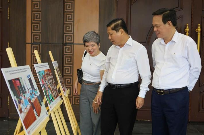 Thứ trưởng Lê Tấn Dũng cùng các đại biểu tham quan Triển lãm tại hội nghị tổng kết các nội dung về giáo dục và đào tạo trong Chương trình mục tiêu quốc gia phát triển kinh tế - xã hội vùng đồng bào dân tộc thiểu số và miền núi, giai đoạn 2021-2025 và định hướng giai đoạn 2026-2030. z7087431116743a16b2ddffa6261a017a813ea5ace640a.jpg