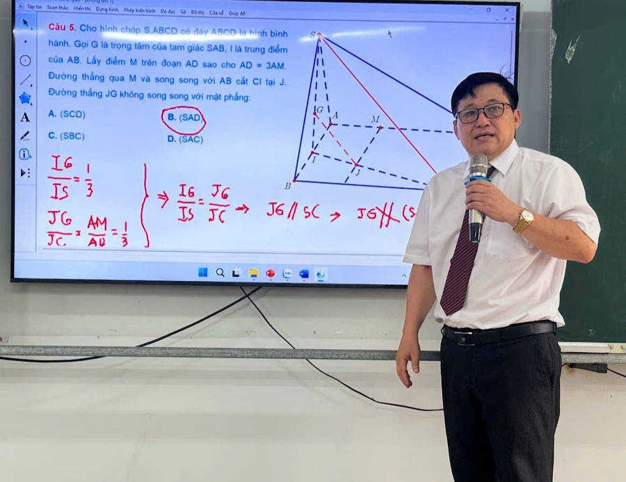 Thầy Vũ Ngọc Hòa - giáo viên Trường THPT Ngô Quyền (Đồng Nai) trong giờ dạy môn Toán.