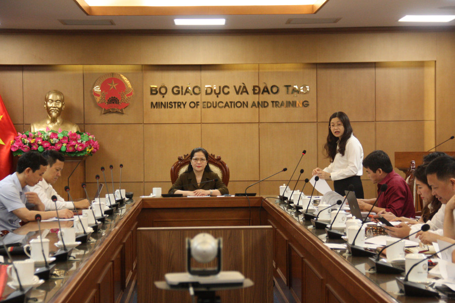 Phó Vụ trưởng Vụ tổ chức cán bộ Nguyễn Thị Hạnh báo cáo tại cuộc họp. img-3287.jpg