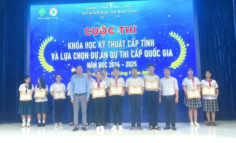 Học sinh Trường THCS Lưu Văn Mót giành giải Nhì Cuộc thi Khoa học kỹ thuật cấp tỉnh dành cho học sinh trung học năm học 2024- 2025. Ảnh: Báo Vĩnh Long.