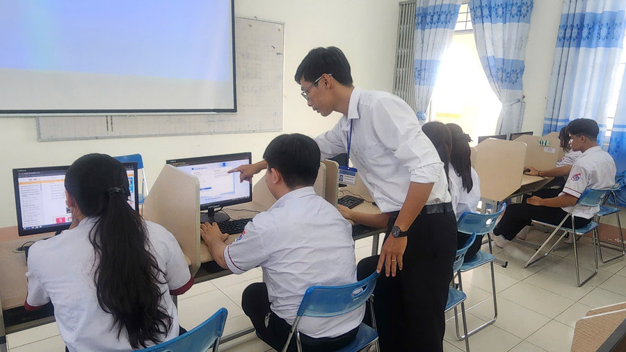 Giáo viên Trường THPT Trần Đại Nghĩa (Cần Thơ) hướng dẫn học sinh đăng ký dự thi trực tuyến.