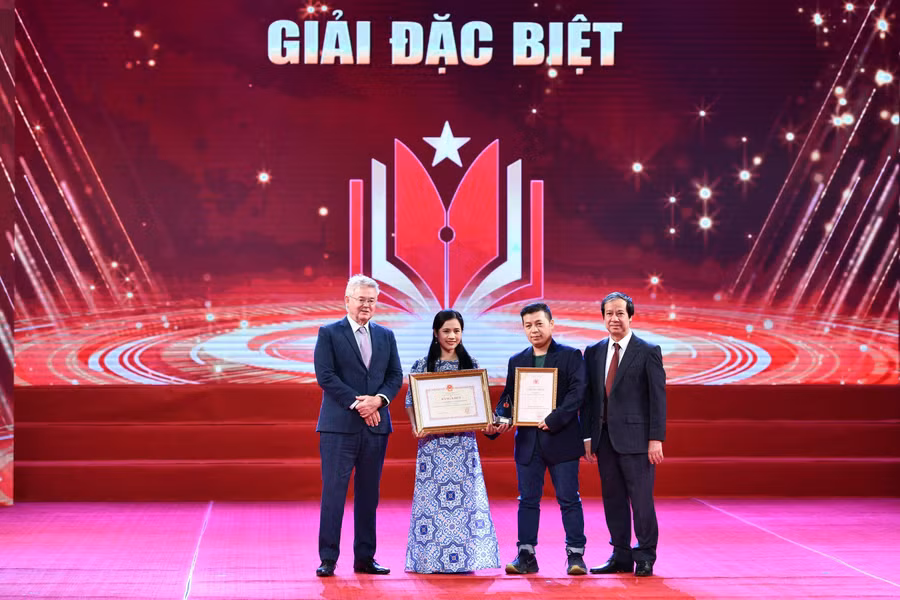 Bộ trưởng Bộ GD&ĐT Nguyễn Kim Sơn, Hiệu trưởng Trường Đại học Anh Quốc Việt Nam (BUV) Raymond Gordon trao giải Đặc biệt Giải báo chí toàn quốc Vì sự nghiệp Giáo dục Việt Nam năm 2023.