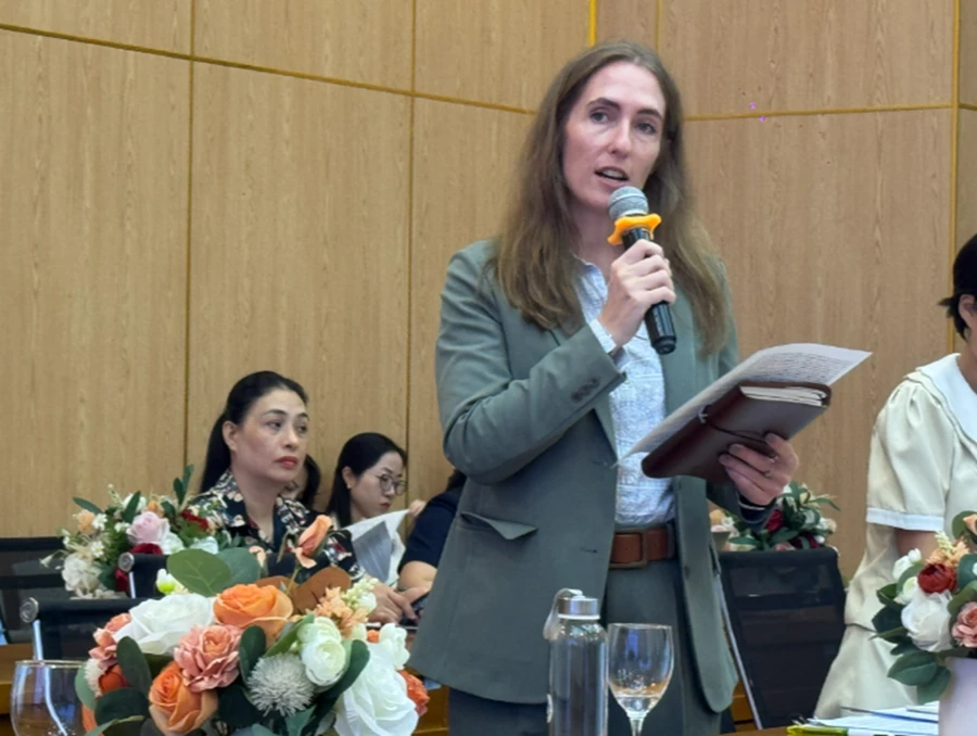Bà Samantha Lea Smith, Giám đốc Khảo thí của Công ty TNHH British Council (Việt Nam) phát biểu tại hội thảo.