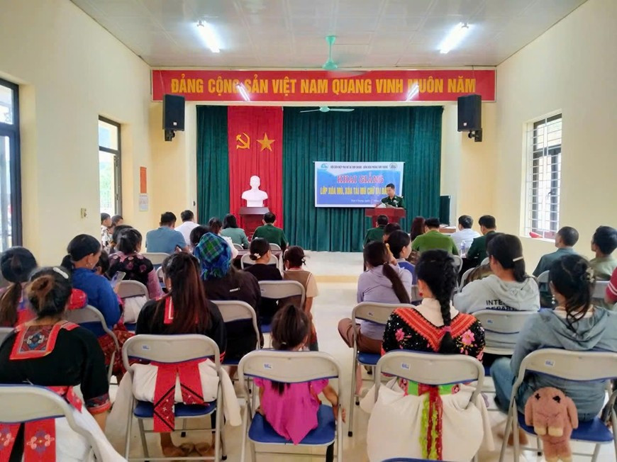 Lớp học xóa mù chữ, xóa tái mù chữ cho học viên là phụ nữ tại bản Ón, xã Tam Chung, Thanh Hóa. Ảnh: qdnd.vn
