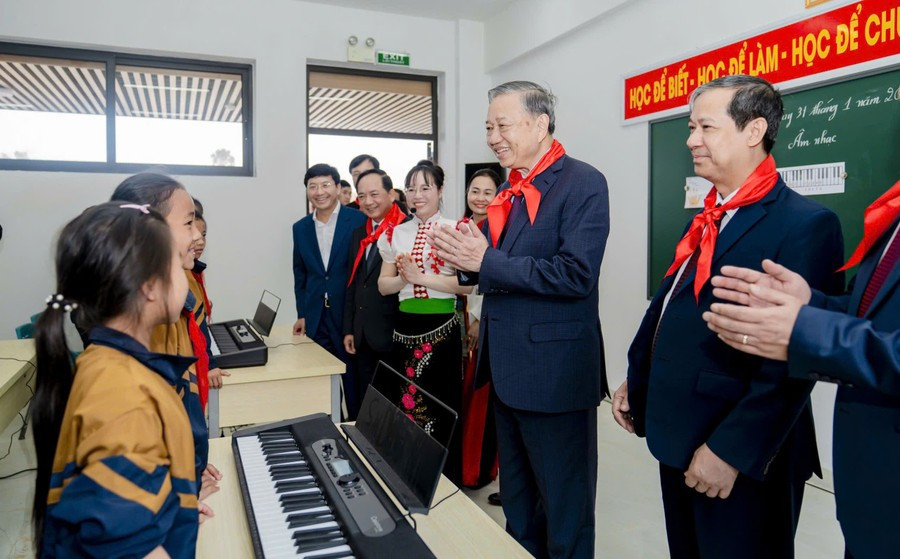 Tổng Bí thư Tô Lâm cùng Bộ trưởng Nguyễn Kim Sơn và Đoàn công tác Trung ương thăm phòng học mới và ân cần thăm hỏi học sinh.