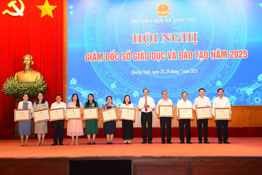 Thứ trưởng Thường trực Phạm Ngọc Thưởng tặng Bằng khen của Bộ trưởng Bộ GD&ĐT cho các nguyên Giám đốc Sở GD&ĐT. bang-khen1.jpg