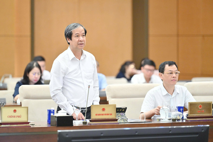 Bộ trưởng Bộ GD&ĐT Nguyễn Kim Sơn phát biểu tại phiên họp. giam-sat.jpg