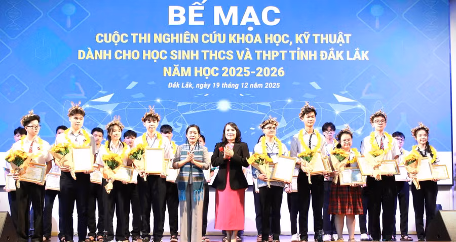 Hình ảnh tại lễ bế mạc Cuộc thi nghiên cứu khoa học, kỹ thuật dành cho học sinh THCS và THPT tỉnh Đắk Lắk năm học 2025-2026.