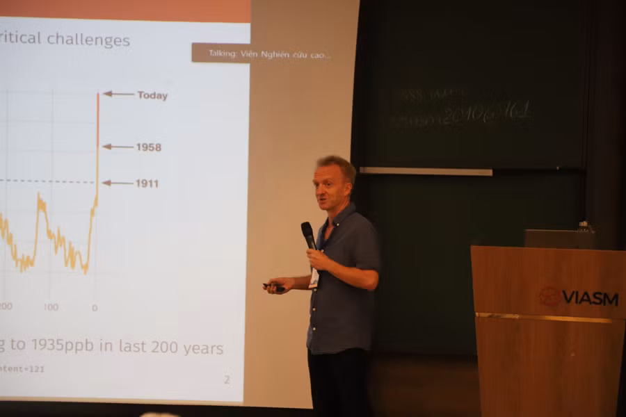 Nhà khoa học trình bày kết quả nghiên cứu mới, chia sẻ kinh nghiệm học thuật tại hội thảo.