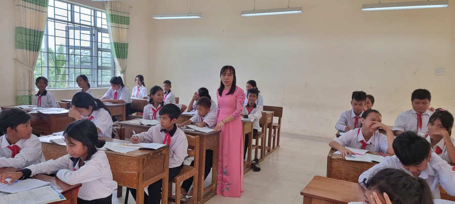 Cô Nguyễn Thị Bích Huy và học trò trong giờ Ngữ văn.