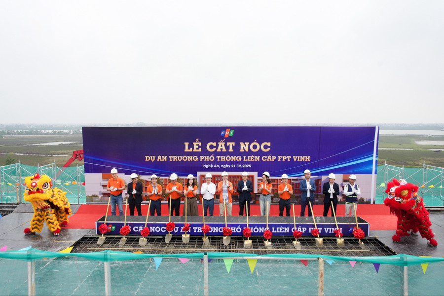 Nghi thức cất nóc tại trường phổ thông liên cấp FPT Vinh.