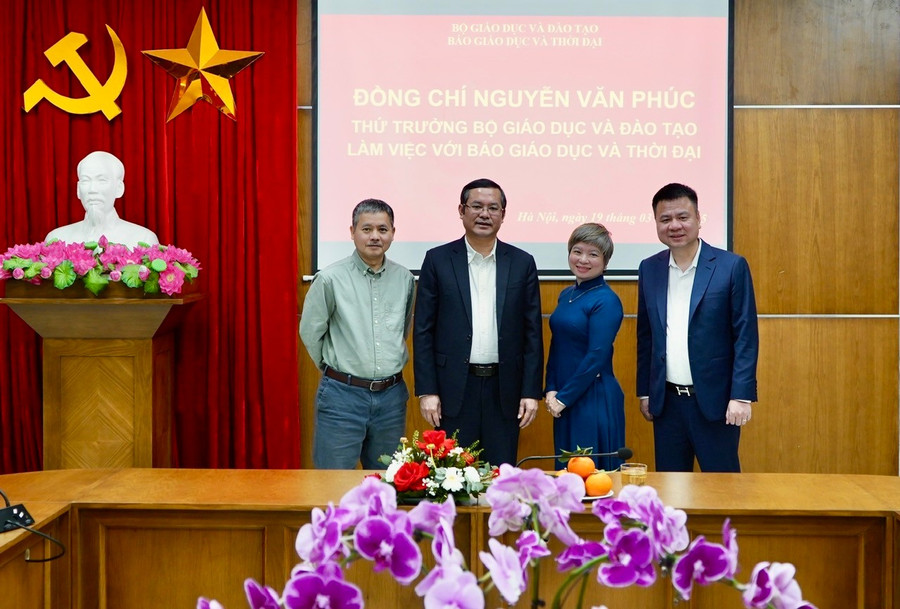 Thứ trưởng Nguyễn Văn Phúc cùng Ban Biên tập Báo Giáo dục và Thời đại. tt-lam-viec-tai-gdtd.jpg