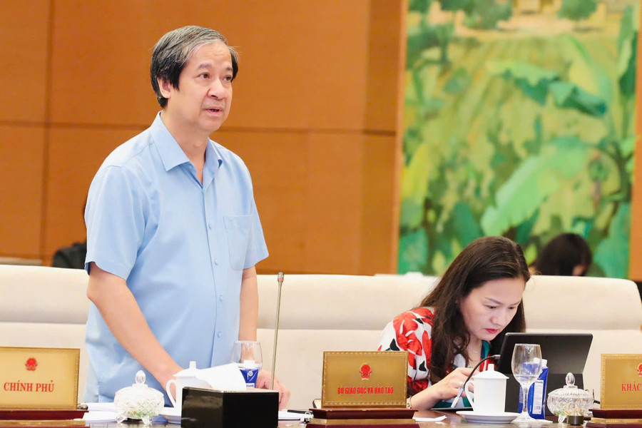 Bộ trưởng Nguyễn Kim Sơn báo cáo tại phiên họp. gdnn2.jpg