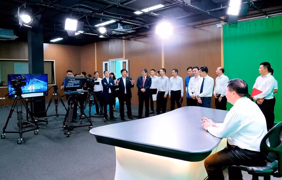 Các đại biểu cùng đi tham quan hệ thống trong ngày khai trương Mô hình quản trị thông minh tại Học viện Chính trị quốc gia Hồ Chí Minh.