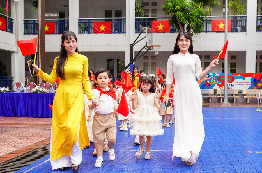 Cô trò Hệ thống giáo dục Lý Thái Tổ.