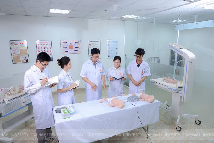 Sinh viên khối ngành Sức khỏe Trường ĐH Đại Nam.
