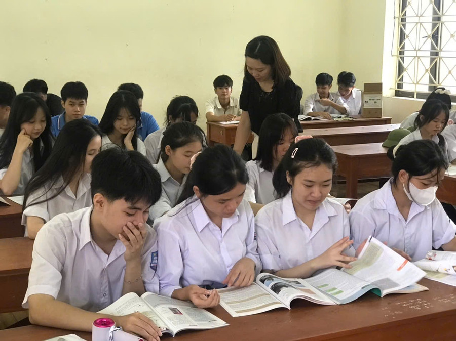 Cô Trần Thị Bích Đào với học sinh lớp chủ nhiệm 11A1 Trường THPT Minh Đài trong ngày tựu trường. 3.jpg