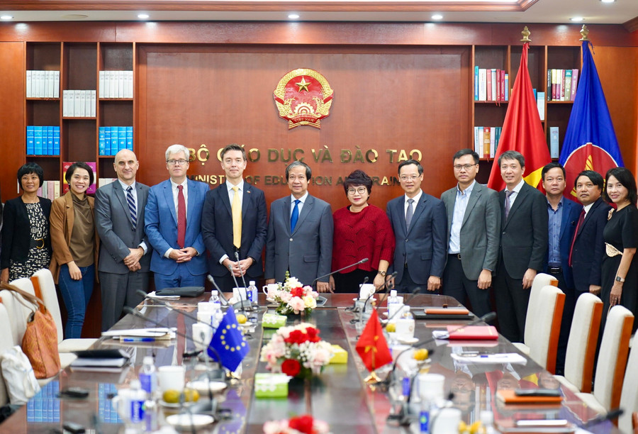 Bộ trưởng Nguyễn Kim Sơn, Đại sứ Julien Guerier và đại diện Bộ GD&ĐT, Phái đoàn EU tại Việt Nam. 