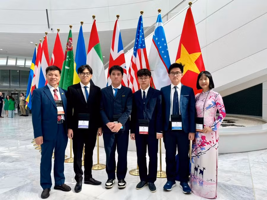 Đội tuyển Việt Nam gồm 4 học sinh (đứng giữa trong ảnh) tham dự Olympic Sinh học quốc tế năm 2024.