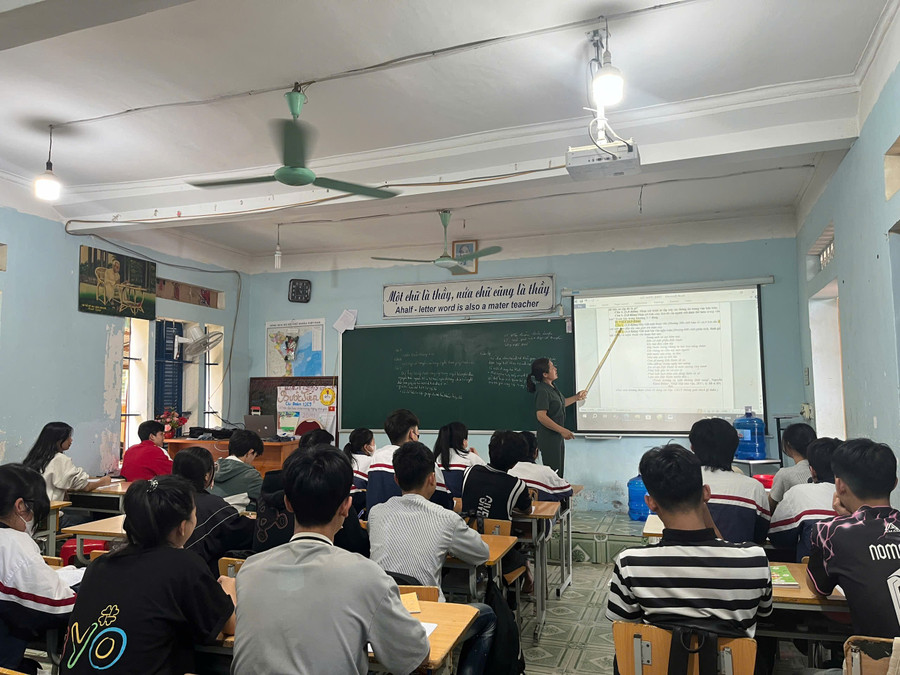 Cô trò Trường THPT huyện Điện Biên trong giờ học.