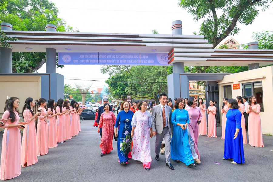 Cựu người học khoa Ngữ văn về tham dự buổi lễ. 4.jpg