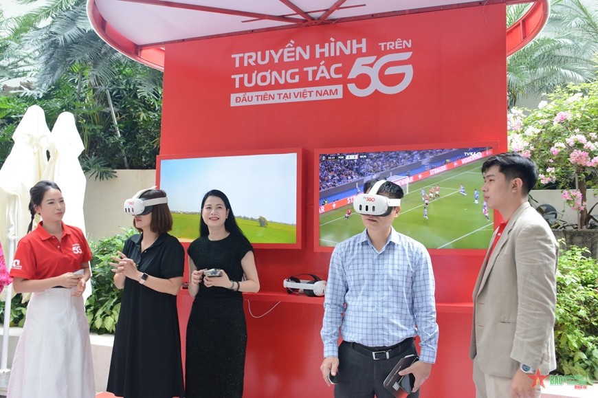 Khách hàng trải nghiệm công nghệ truyền hình tương tác sử dụng 5G của Viettel. Ảnh Hoàng Chung.