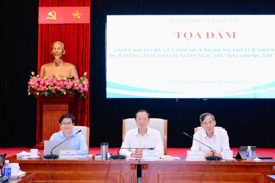 Từ trái qua phải ảnh: ông Thái Văn Tài - Vụ trưởng Vụ Giáo dục Phổ thông; ông Phạm Ngọc Thưởng - Thứ trưởng Thường trực Bộ GD&ĐT; ông Vũ Minh Đức - Cục trưởng Cục Nhà giáo và Cán bộ quản lý giáo dục. toa-damtt-pham-ngoc-thuong1.jpg
