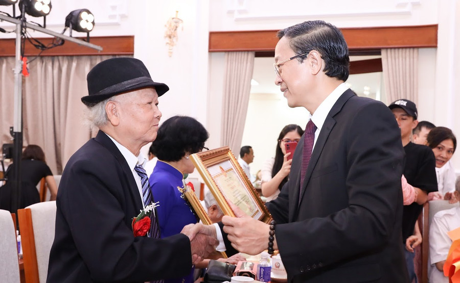 Thứ trưởng Thường trực Phạm Ngọc Thưởng trao Bằng ghi công, vinh danh các nhà giáo đi B. 19.jpg