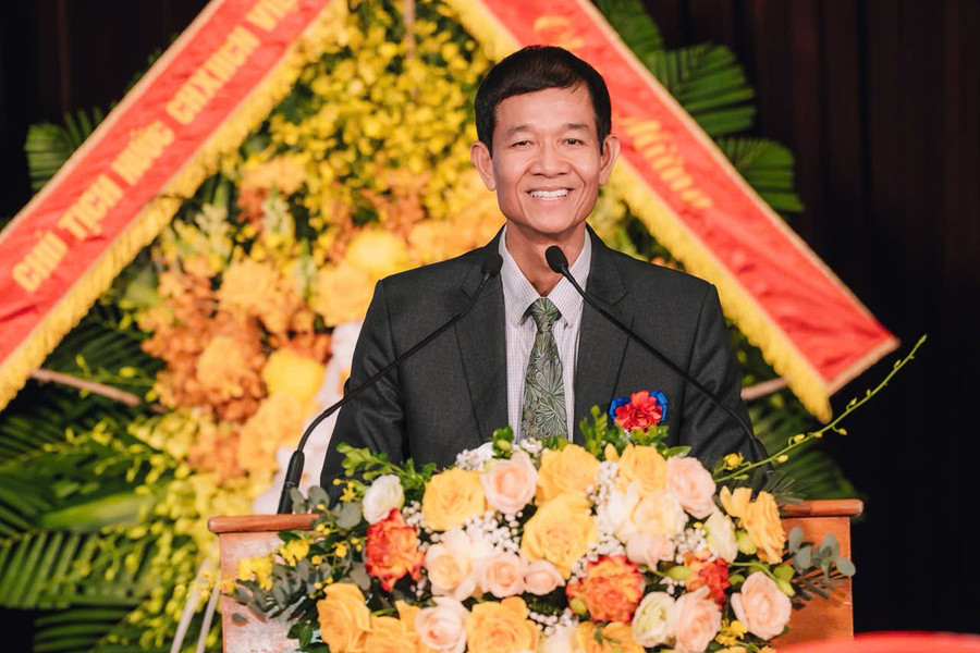 PGS.TS. Hoàng Đình Phi, Hiệu trưởng Trường Quản trị và Kinh doanh (Đại học Quốc gia Hà Nội) phát biểu tại buổi lễ. hsb3.jpg