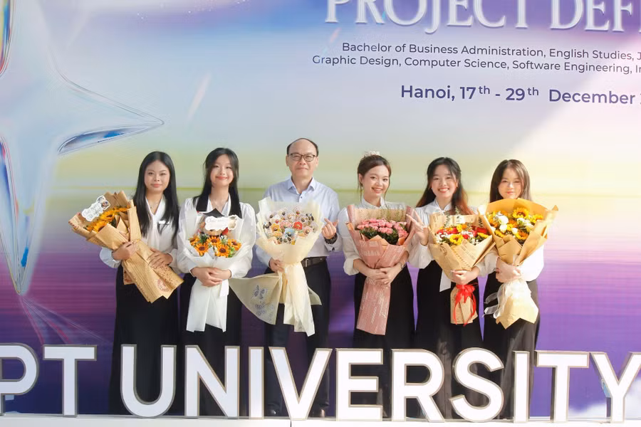 Nhóm dự án Oh!Bầu chụp cùng giảng viên hướng dẫn Lê Hoàng Anh (giữa) tại buổi bảo vệ đồ án tốt nghiệp.