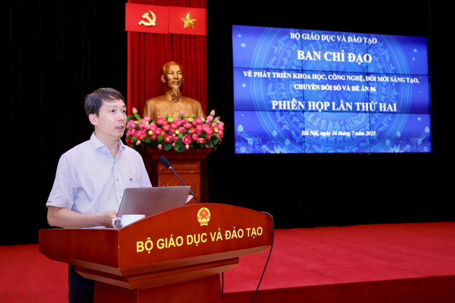 Ông Phạm Quang Hưng, Cục trưởng Cục Khoa học, Công nghệ báo cáo tại hội nghị. img-9264.jpg