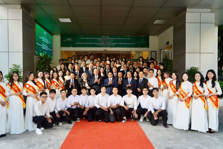 Thủ tướng Phạm Minh Chính và GS. Klaus Schwab - Nhà sáng lập kiêm Chủ tịch Diễn đàn Kinh tế thế giới (WEF) và các đại biểu chụp ảnh lưu niệm cùng thầy trò ĐHQH Hà Nội.