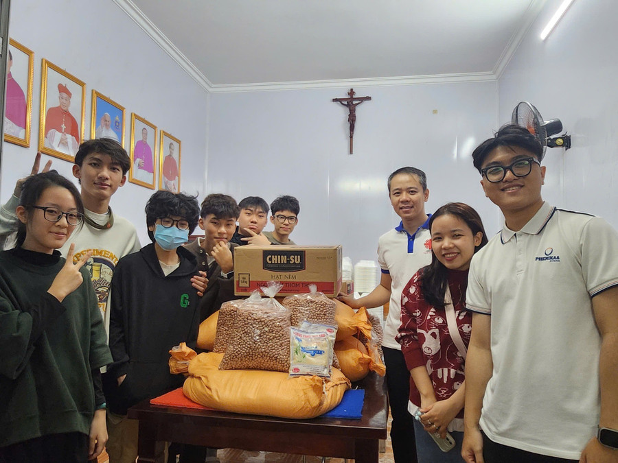 Học sinh Phenikaa School với hoạt động từ thiện từ dự án khởi nghiệp sáng tạo Career Day.