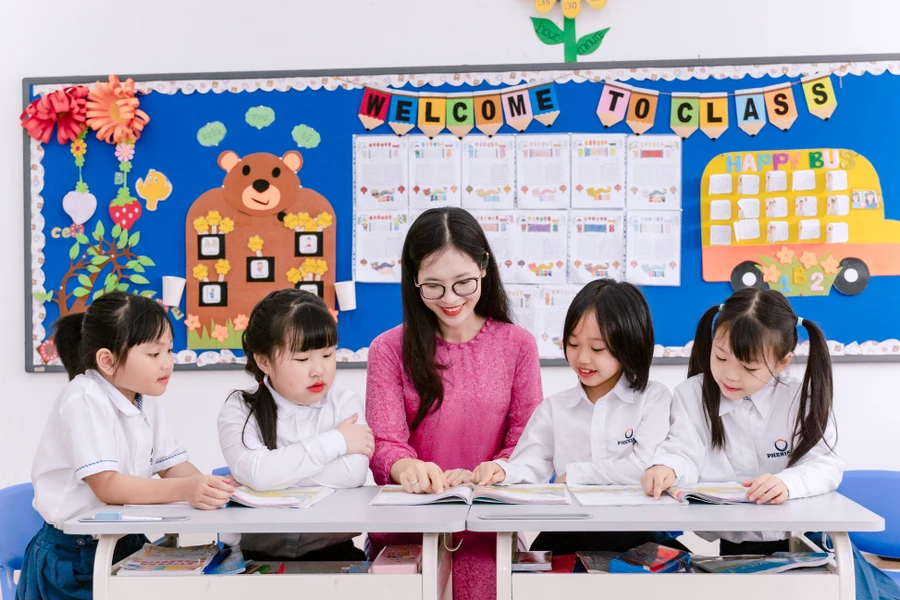 Ngoài kinh nghiệm giảng dạy, giáo viên Phenikaa School là những người bạn đồng hành truyền cảm hứng. luôn thấu hiểu tâm lý học sinh, giàu tình yêu thương.