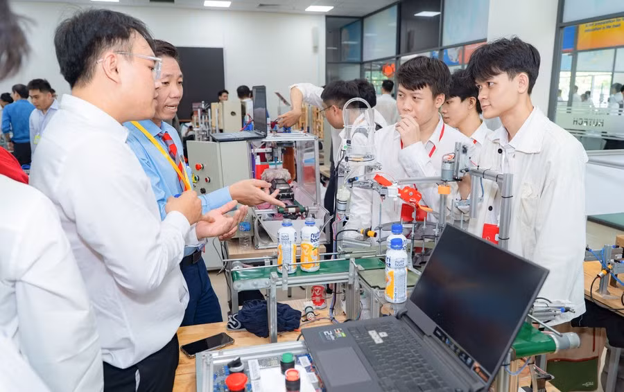 Đồ án tốt nghiệp của sinh viên được trưng bày tại Ngày hội Triển lãm công nghệ và Tuyển dụng khối ngành năm 2025 của Trường Đại học Công nghệ TPHCM. Ảnh: HUTECH