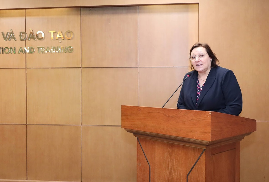 Đại diện Hội đồng Anh, TS. Victoria Clark đã chia sẻ kinh nghiệm quốc tế và hỗ trợ triển khai chính sách tiếng Anh là ngôn ngữ thứ hai. ta10.jpg