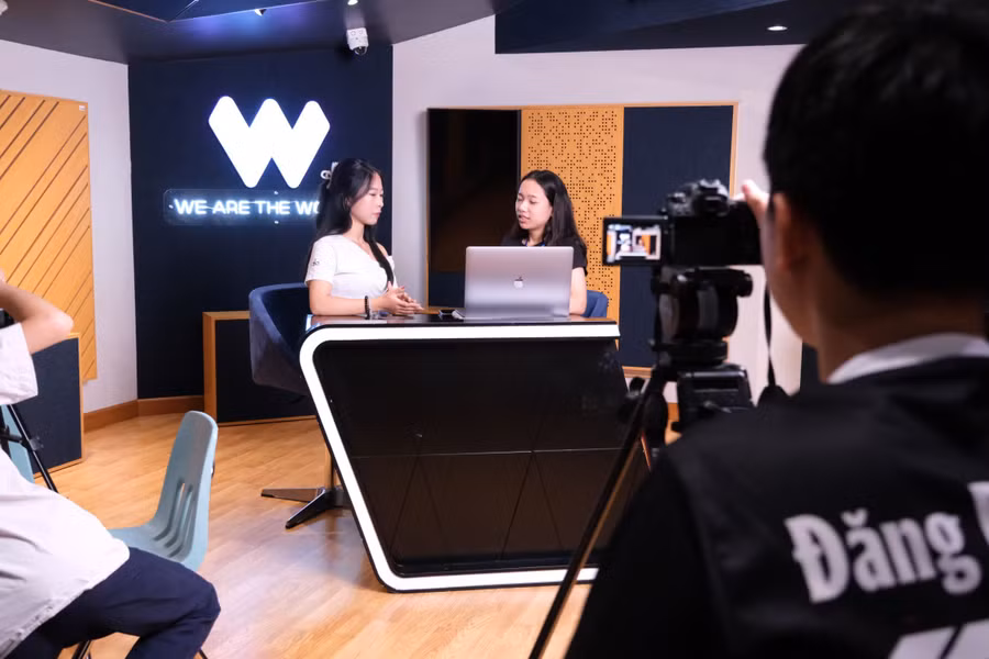 Học sinh trải nghiệm thực hành sản xuất tại Studio chuyên nghiệp.