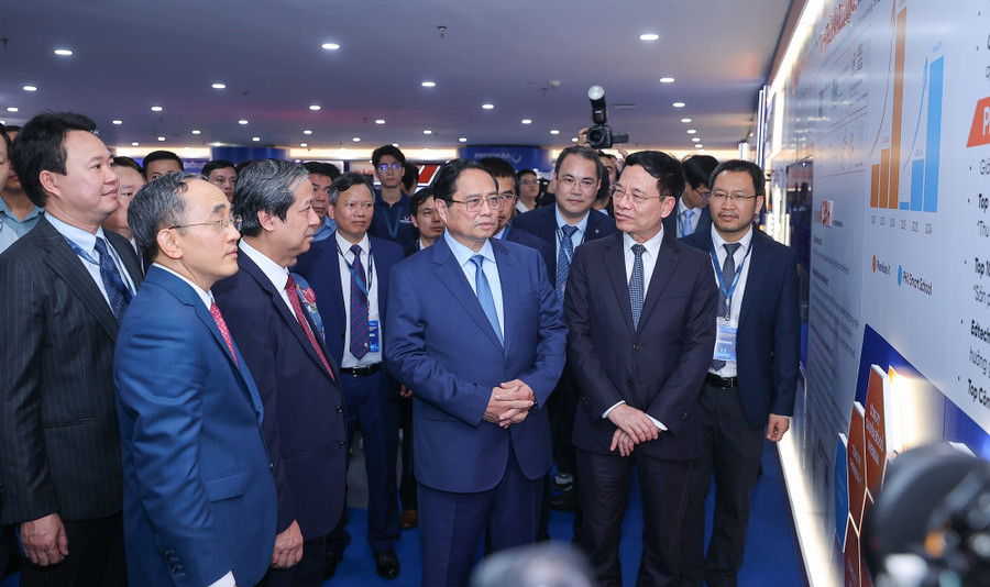 Thủ tướng Phạm Minh Chính tham quan trưng bày thành tựu của Đại học Phenikaa - Ảnh: VGP/Nhật Bắc. img7653-1753180415515326373576.jpg