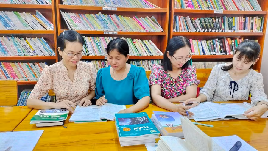 Giáo viên Trường THPT Võ Văn Kiệt (Vĩnh Long) nghiên cứu sách giáo khoa mới.